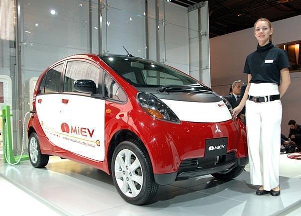 Der Mitsubishi i MiEV (innovatives Mitsubishi Electric Vehicle) soll als weltweit erstes Großserien-Elektroauto im Sommer 2009 in Japan auf den Markt und 2010 auch nach Europa kommen. Foto: UnitedPictures